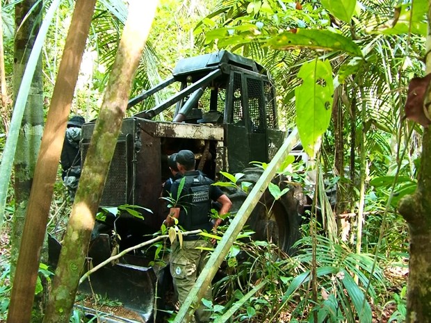 Trator foi achado por fiscais escondidos no meio da mata (Foto: Willian Andrade/ Rede Amazônica)