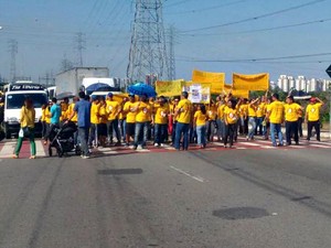 Protesto ocorreu na manhã desta sexta (Foto: Ana Graziela Maia/Rádio Amazonas)