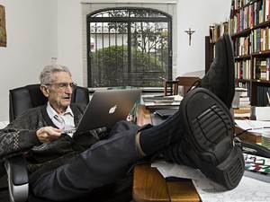  Plínio de Arruda Sampaio em seu escritório, em sua residência, no bairro Alto de Pinheiros, em São Paulo (SP), em foto feita em 2013 (Foto: Eduardo Knapp/Folhapress)