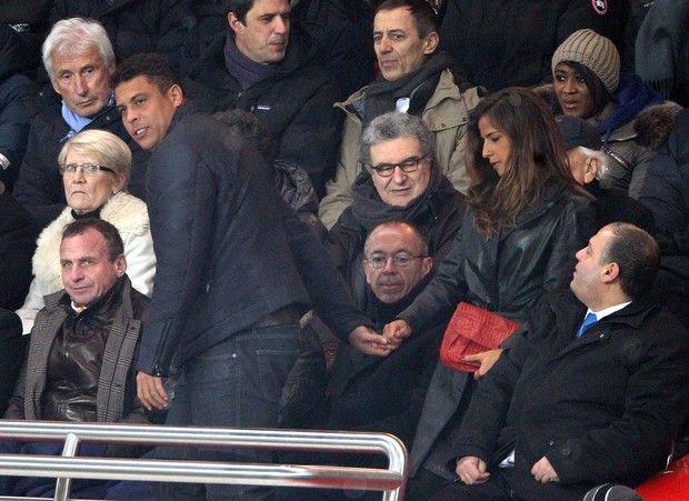 Ronaldo Fenômeno com a namorada, Paula Morais, em partida de futebol em Paris, na França (Foto: Grosby Group/ Agência)