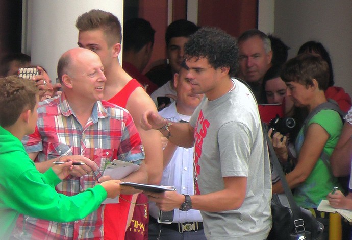 Pepe com a torcida chegada concentração Portugal (Foto: Claudia Garcia)