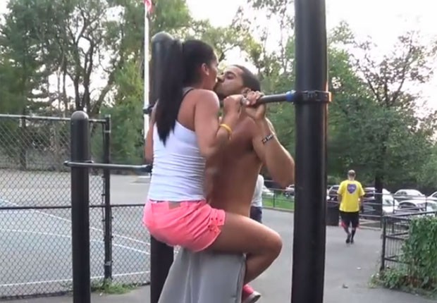 Casal ganhou destaque na internet com um vídeo em que aparece fazendo exercícios em parque de Nova York  (Foto: Reprodução/YouTube/Verticalmotionpk)