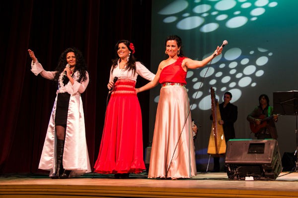 Em trio, no palco, mostrando o melhor da música do sul (Foto: Gustavo Vara/ Divulgação)