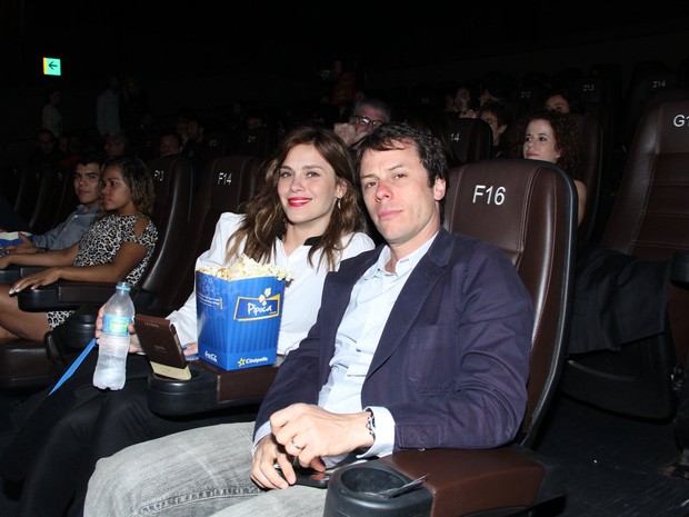 Carolina Dieckmann e o marido, Tiago Worcman, em pré-estreia de filme no Rio (Foto: Alex Palarea/ Ag. News)