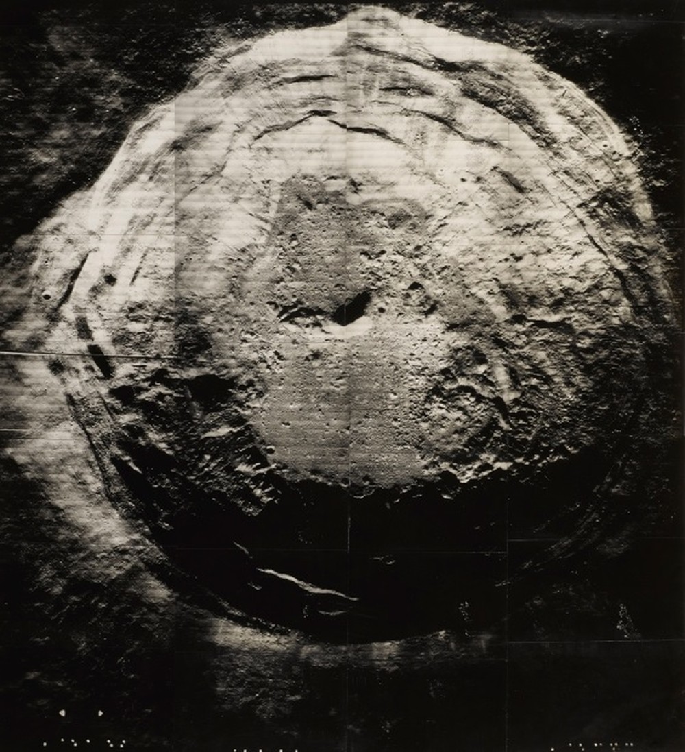 Imagem da cratera lunar Aristarchus, tirada durante o programa orbital 5 (Foto: Reprodução)