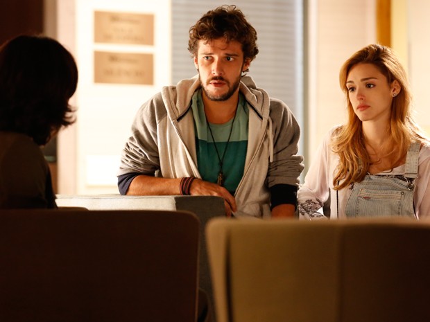 Em conversa com Beatriz, Pedro e Júlia revelam que Miguel morreu em acidente (Foto: Ellen Soares/TV Globo)