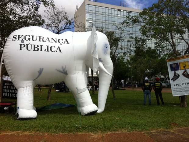 Elefante inflável usado em manifestação da Polícia Federal em frente ao Ministério da Justiça (Foto: Isabella Formiga/G1)