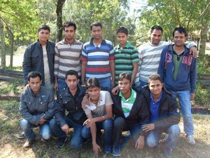 No sábado (11), 11 bengaleses foram encontrados com documentação ilegal no noroeste do Paraná (Foto: Polícia Rodoviária Estadual/Divulgação)