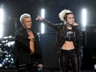 Miley Cyrus, de barriga de fora, se apresenta com Billy Idol nos EUA