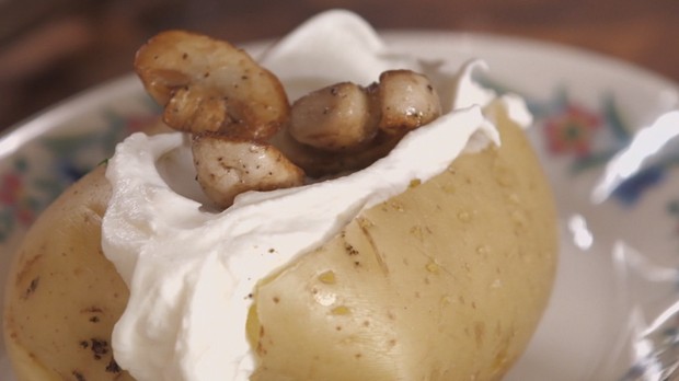 Cozinha Prtica, Batata, Batata recheado com cogumelo-de-paris, queijo de iogurte e salsinha (Foto: Divulgao/GNT)
