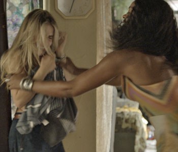 Morena parte para cima de Tina (Foto: TV Globo) Morena parte para cima de Tina (Foto: TV Globo)