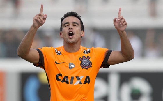 Jadson, do Corinthians, veste camisa laranja desenhada pela Nike (Foto: Daniel Augusto Jr / Agência Corinthians)