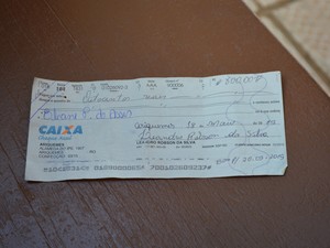 Vítima mostra cheque entregue por casal em loja (Foto: Jeferson Carlos/ G1) Vítima mostra cheque entregue por casal em loja (Foto: Jeferson Carlos/ G1)