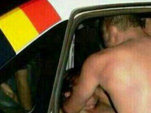 Homem fotografado fazendo sexo com mulher em carro da Polícia Militar do Distrito Federal (Foto: Reprodução)
