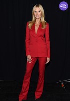 Look do dia: Heidi Klum usa terninho vermelho e decotado em desfile