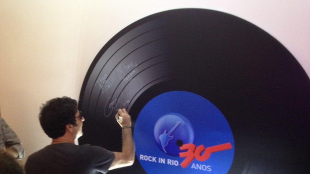 George Israel assina o vinil do Rock in Rio (Foto: Carolina Caldas/Gshow)