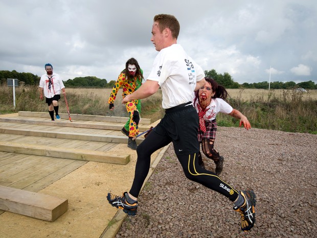 Corrida tinha como objetivo escapar dos zumbis (Foto: AFP PHOTO/Leon Neal)