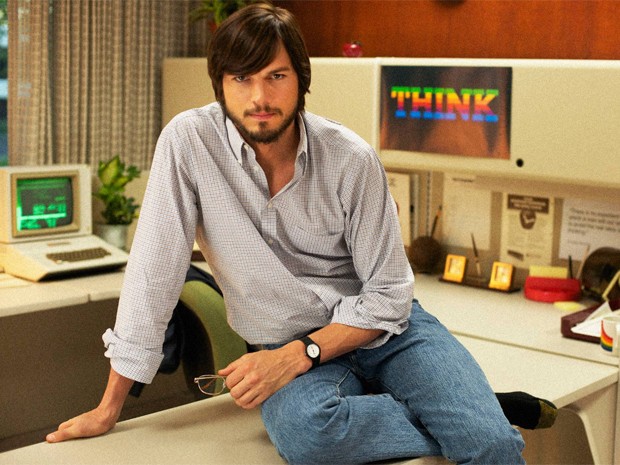O ator americano Ashton Kutcher como Steve Jobs, em imagem oficial do filme 'Jobs' (Foto: Divulgação)