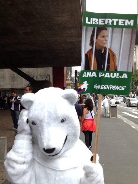Manifestante vestido de Urso polar pede a libertação da ativista brasileira Ana Paula Maciel. Integrantes da ONG foram detidos durante ato no Ártico em que pediam pela não exploração de petróleo na região (Foto: Eduardo Carvalho/G1)
