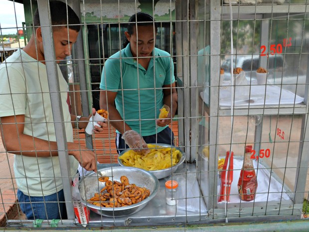 Filhos e sobrinho ajudam nas vendas de bananas fritas &#39; (Foto: Quésia Melo/G1)