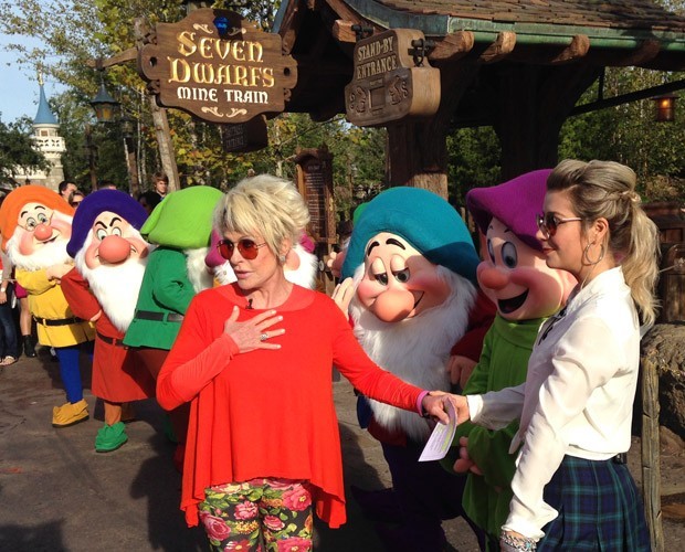 Ana Maria e Luiza Possi encontram os Sete Anões na Disney (Foto: Melina Mantovani / Gshow)
