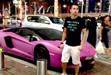 Em Dubai, Neto brinca em foto com carrão rosa: 