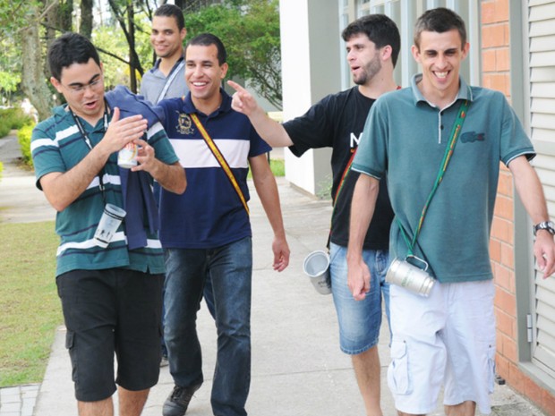 Thiago Millis Pereira chega com os amigos direto da Oktoberfest e vota em Florianópolis (Foto: Francisca Nery/De Olho no Voto)