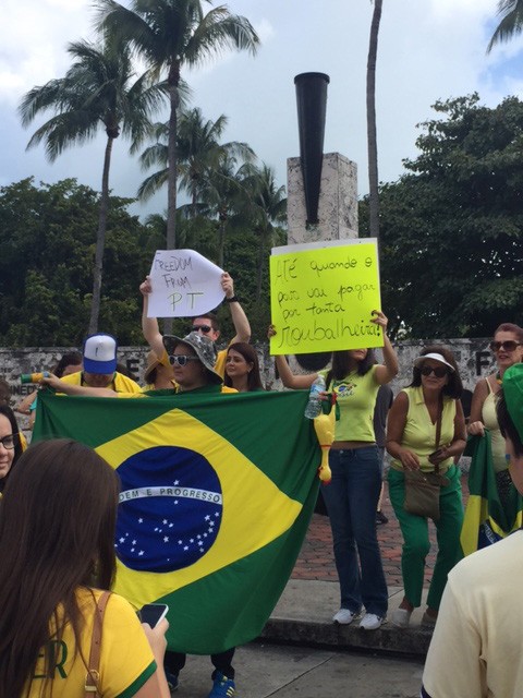 Manifestantes reúnem-se em Miami em protesto contra o governo, neste domingo (15) (Foto: Carolina Camargo/G1)