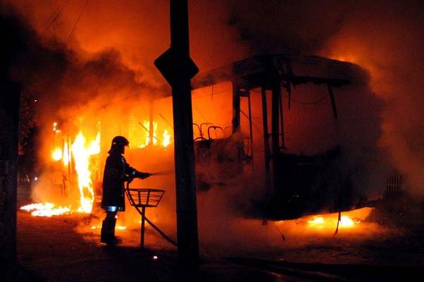 Coletivo da empresa Circular Santa Luzia, que supostamente foi incendiado por membros do Primeiro Comando da Capital (PCC), na rua César Pupim, no bairro João Paulo II. (Foto: Ferdinando Ramos/ Agência Estado) Coletivo da empresa Circular Santa Luzia, que supostamente foi incendiado por membros do Primeiro Comando da Capital (PCC), na rua César Pupim, no bairro João Paulo II. (Foto: Ferdinando Ramos/ Agência Estado)