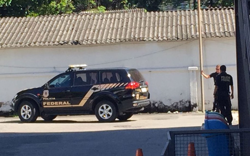 Carro levando Eike Batista chegou ao IML por volta das 10h30 desta segunda (30) (Foto: Fernanda Rouvenat)