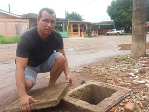 Márcio Silva usou dinheiro do próprio bolso para amenizar situação do esgoto do bairro (Foto: Abinoan Santiago/G1)