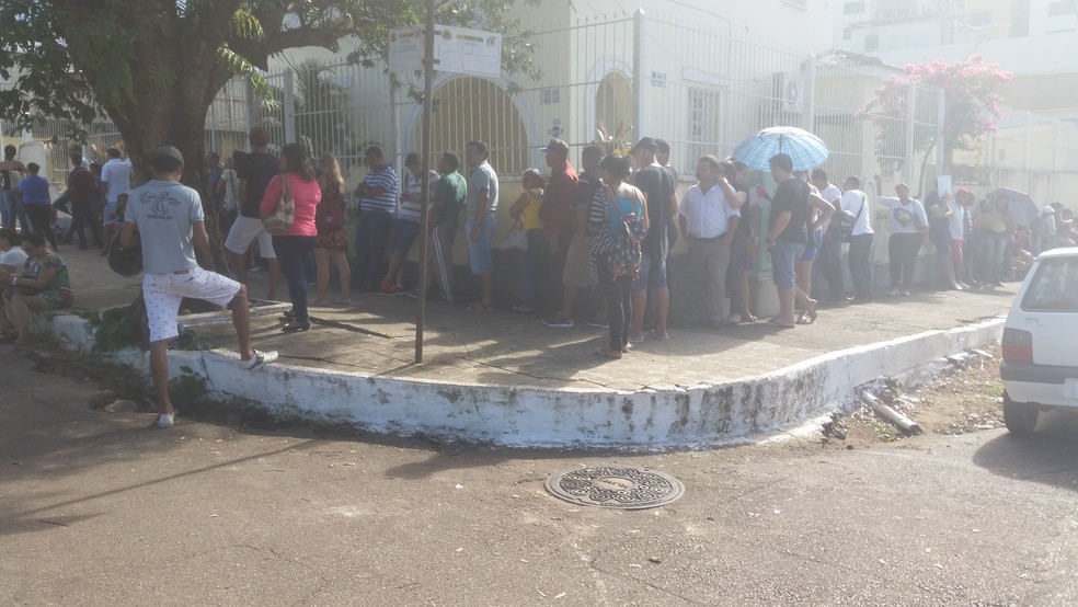 Na região central de Porto Velho, a fila deu a volta no quarteirão, enquanto as lotéricas estavam quase vazias (Foto: Toni Francis/G1)