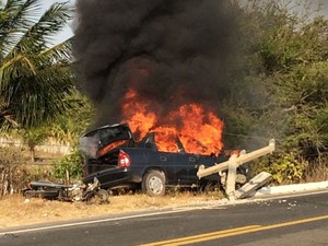 Após colisão, carro pegou fogo na PI-116, em Luís Correia (Foto: Divulgação/PM)