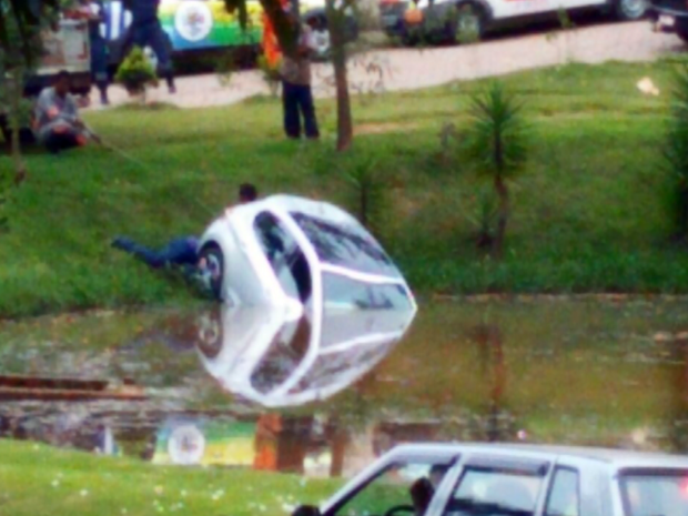 Motorista perde controle e carro vai parar dentro de lago em São Lourenço (MG) (Foto: Reprodução EPTV)