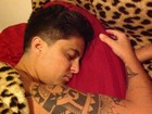 Deitada na cama, Thammy Miranda exibe tatuagem que tem no braço