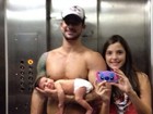 Ex-BBB Rodrigo posa com enteada e a filha recém-nascida