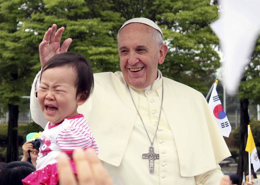 Garotinha sul-coreana cai no choro ao ser cumprimentada pelo papa Francisco, que está em visita ao país. E o pontífice cai no riso...
