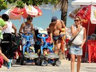 Marcelo Serrado curte praia com a mulher e os filhos, no Rio