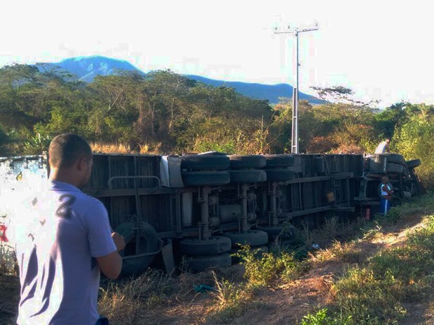 Carreta tomba no norte da Bahia ao tentar desviar de animais (Foto: Henrique Morgado/Arquivo Pessoal)