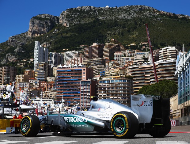 Hamilton e sua Mercedes em Mônaco (Foto: Getty Images)