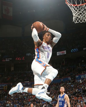 Russell Westbrook fez mais um triplo-duplo na vitória do Oklahoma City Thunder sobre o Philadelphia 76ers (Foto: Getty Images)