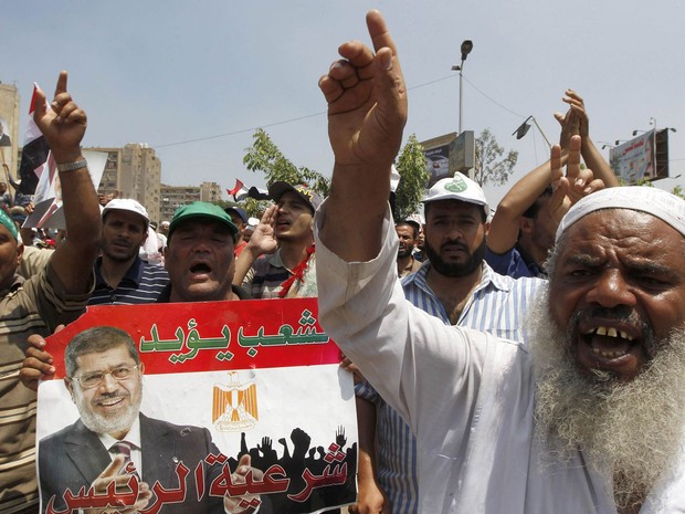 4/7 - Membros da Irmandade Muçulmana protestam contra a deposição do presidente Mohamed Morsi nesta quinta-feira (4) na mesquita Raba El-Adwyia, no Cairo (Foto: Louafi Larbi/Reuters)