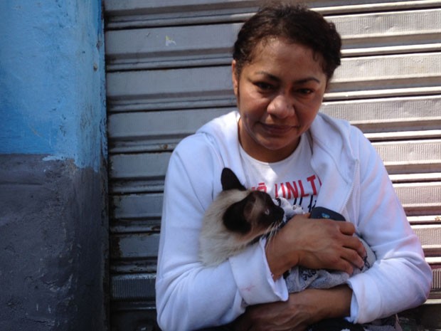 Sônia Souza conseguiu resgatar a gaa após explosão em pensão (Foto: Paula Paiva Paulo/G1)