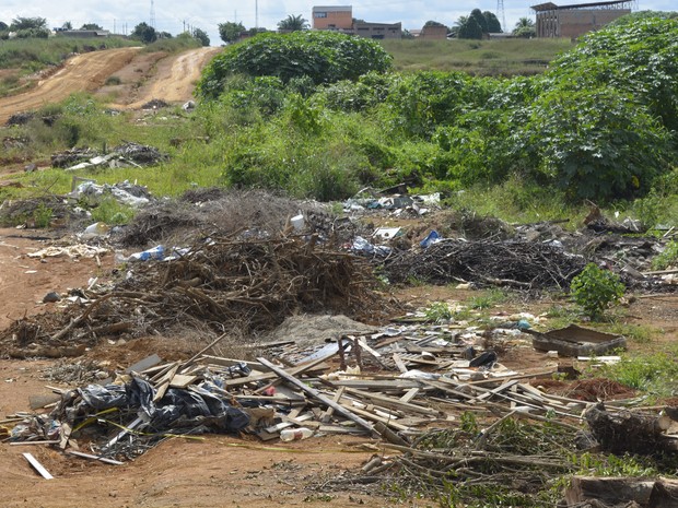Local se tornou lugar de descarte irregular de lixo (Foto: Diêgo Holanda/G1)