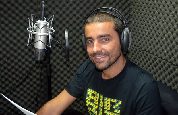 Ator Ricardo Pereira grava audiolivro no estúdio para a editora Universidade Falada (Foto: Divulgação)