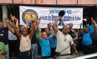 Motoristas e cobradores grevistas protestam em Guadalupe, no subúbio do Rio (Foto: Renata Soares/ G1) Motoristas e cobradores grevistas protestam em Guadalupe, no subúbio do Rio (Foto: Renata Soares/ G1)