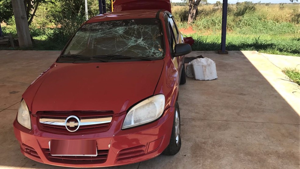 Carro capotou e motorista fugiu sem ser identificado (Foto: PRF/Divulga&ccedil;&atilde;o)