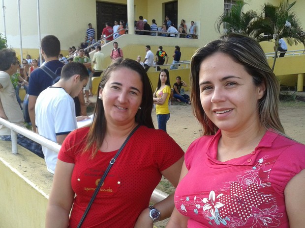 Gislaine Santos e Gean Carla são duas dos quase 44 mil candidatos que fazem provas do concurso para nível técnico do IFPB neste domingo (Foto: Aline Oliveira / G1-PB)
