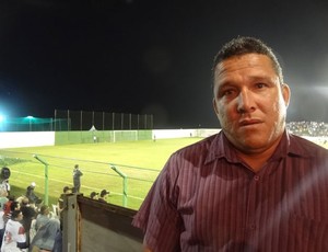 Técnico do Belo Jardim, Givanildo Sales, foi acompanhar o adversário na estreia (Foto: Terni Castro, GLOBOESPORTE.COM)
