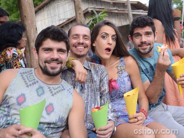 Luciana Paes faz graça ao lado dos colegas Eliseu Paranhos e os irmãos Tiago e Diego Homci (Foto: Raphael Dias/TV Globo)